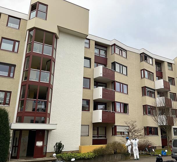Spurensicherung am Tatort: In diesem Haus passierte die Bluttat in Planegg. Spurensicherung am Tatort: In diesem Haus passierte die Bluttat in Planegg.