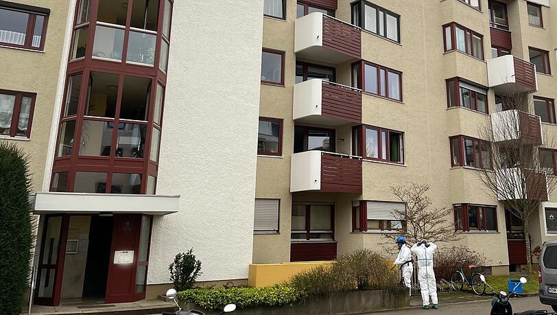 Spurensicherung am Tatort: In diesem Haus passierte die Bluttat in Planegg. Spurensicherung am Tatort: In diesem Haus passierte die Bluttat in Planegg.