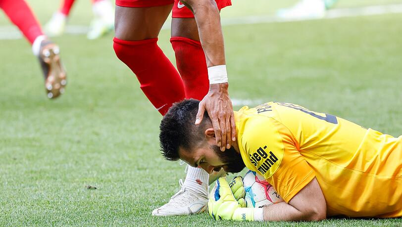 Der Augsburger Torwart Tomas Koubek (unten) hält den Ball Sekunden vor dem Abpfiff fest.