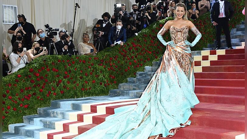 Blake Livelys Robe von der Met Gala 2022 gibt es derzeit im Londoner Kensington Palast zu begutachten.