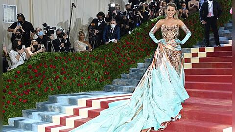 Blake Livelys Robe von der Met Gala 2022 gibt es derzeit im Londoner Kensington Palast zu begutachten.