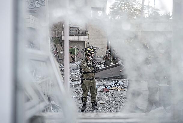 Israelische Rettungskräfte bei einem beschädigten Gebäude nach einem iranischen Raketenangriff. Israelische Rettungskräfte bei einem beschädigten Gebäude nach einem iranischen Raketenangriff.
