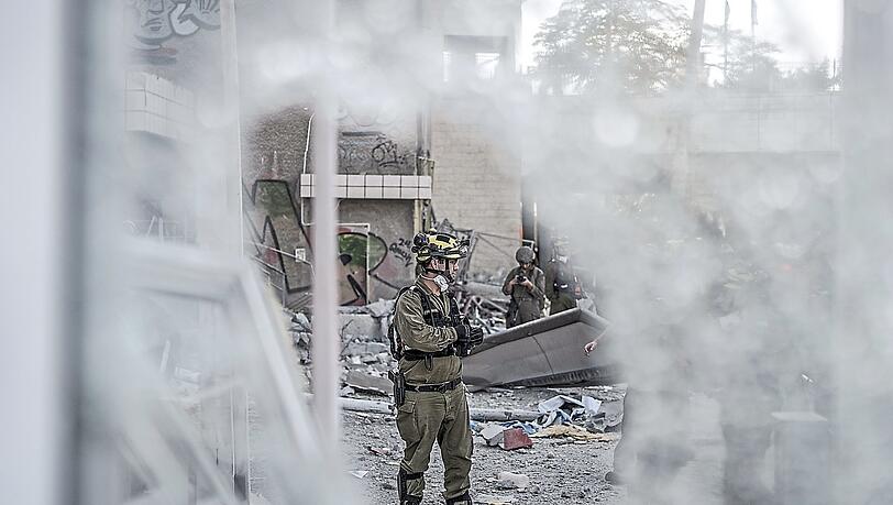 Israelische Rettungskräfte bei einem beschädigten Gebäude nach einem iranischen Raketenangriff. Israelische Rettungskräfte bei einem beschädigten Gebäude nach einem iranischen Raketenangriff.