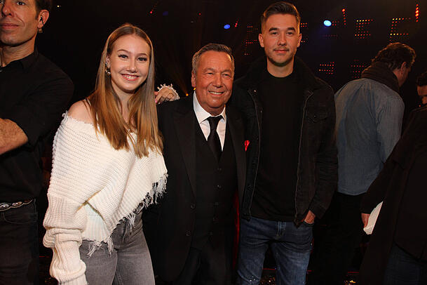 2019: Roland Kaisers Kinder suchen zwar das Rampenlicht nicht selbst, stehen jedoch trotzdem fest an seiner Seite. 2019: Roland Kaisers Kinder suchen zwar das Rampenlicht nicht selbst, stehen jedoch trotzdem fest an seiner Seite.