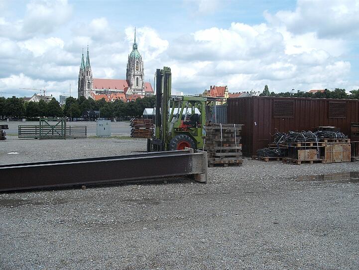 Baumaterial und Gabelstapler liegen bereit.