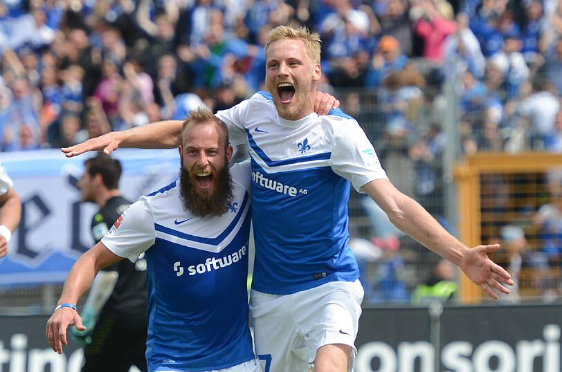 Der Darmstädter Hanno Behrens (r.) freut sich mit Marco Sailer über sein Tor gegen den 1. FC Kaiserslautern.