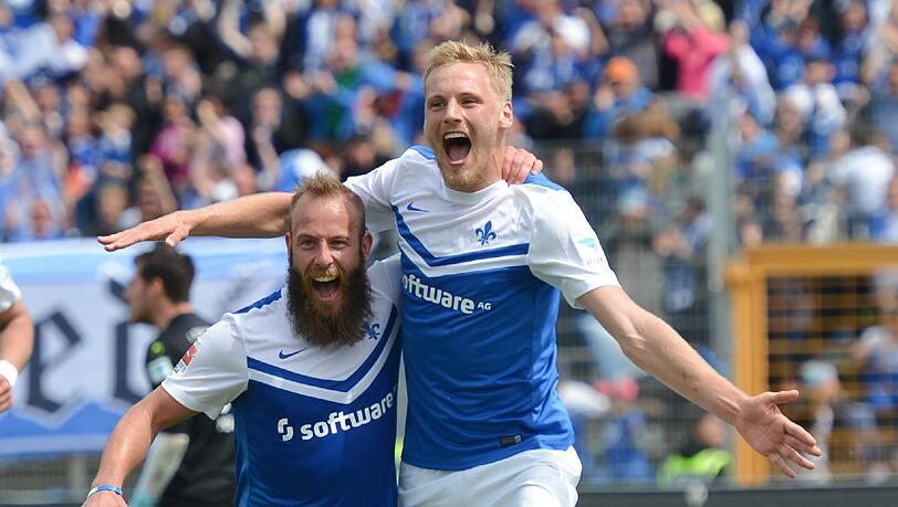 Der Darmstädter Hanno Behrens (r.) freut sich mit Marco Sailer über sein Tor gegen den 1. FC Kaiserslautern. Der Darmstädter Hanno Behrens (r.) freut sich mit Marco Sailer über sein Tor gegen den 1. FC Kaiserslautern.