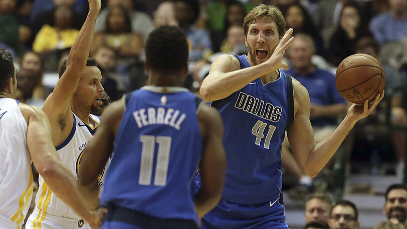 Mavericks-Star Dirk Nowitzki (rechts) versucht einen Pass zu spielen - vorne Teamkollege Yogi Ferrel (11), links Golden States Stephen Curry.
