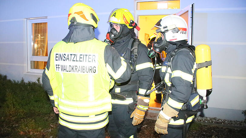 Bei einem Zimmerbrand in einer Altersresidenz kam es zu einem Großeinsatz mehrerer Feuerwehren.