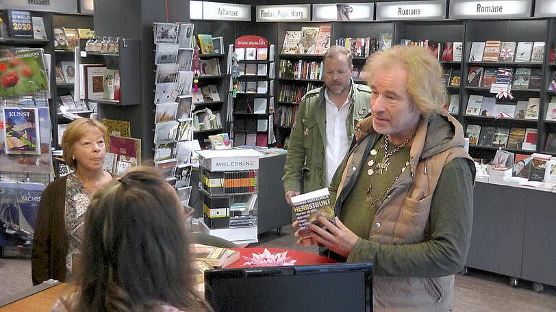 In der Weihnachtsausgabe von "Verstehen Sie Spaß" wird Thomas Gottschalk in einer Buchhandlung ordentlich aufs Korn genommen