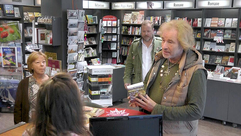In der Weihnachtsausgabe von "Verstehen Sie Spaß" wird Thomas Gottschalk in einer Buchhandlung ordentlich aufs Korn genommen In der Weihnachtsausgabe von "Verstehen Sie Spaß" wird Thomas Gottschalk in einer Buchhandlung ordentlich aufs Korn genommen