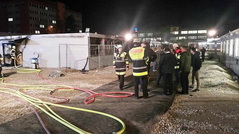 In einem Ankunftszentrum im Euroindustriepark hat ein defekter Heizlüfter einen Großbrand ausgelöst. Über dem Gelände stiegen schwarze Rauchwolken auf.