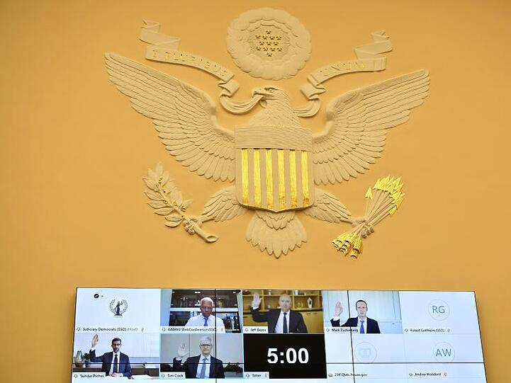 Jeff Bezos (M, oben), Mark Zuckerberg (M, rechts), Sundar Pichai (l, unten), und Tim Cook (2.v.l unten), leisten via Videokonferenz im US-Justizministerium einen Eid.
