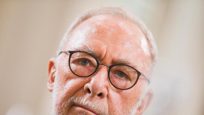 Der Künstler Gerhard Richter hilft. Der Künstler Gerhard Richter hilft.