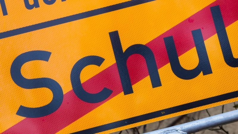 Ein Schild mit einem durchgestrichenen Schriftzug "Schule". Foto: Julian Stratenschulte/dpa/Symbolbild Ein Schild mit einem durchgestrichenen Schriftzug "Schule". Foto: Julian Stratenschulte/dpa/Symbolbild