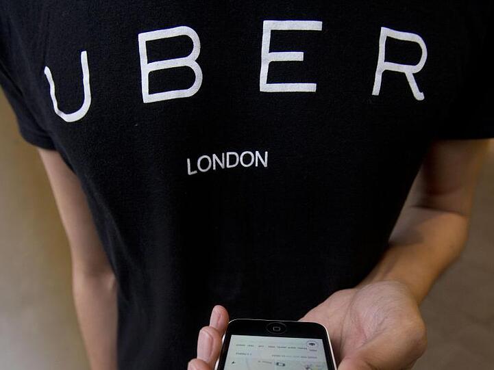 Die "Uber"-App auf einem Smartphone. Ein verheimlichter Hackerangriff hat für den Fahrdienst-Vermittler ein finanzielles Nachspiel.