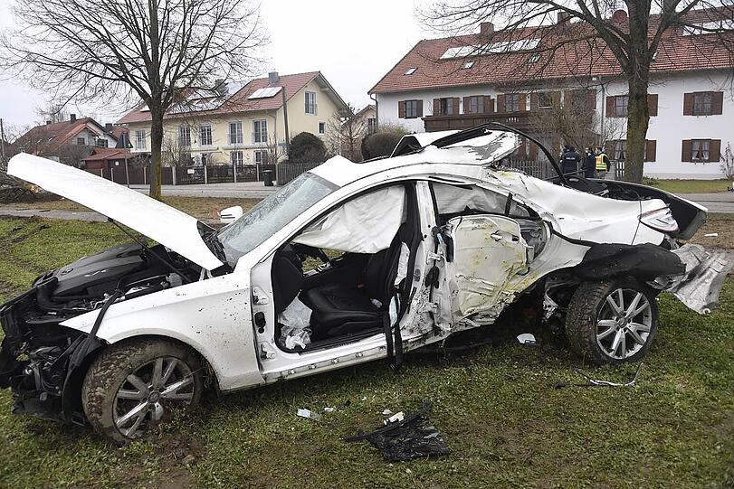 Während die Ford-Fahrerin unverletzt blieb, mussten die beiden schwerverletzten Mercedes-Insassen aus dem Fahrzeug befreit und ins Krankenhaus geflogen werden.