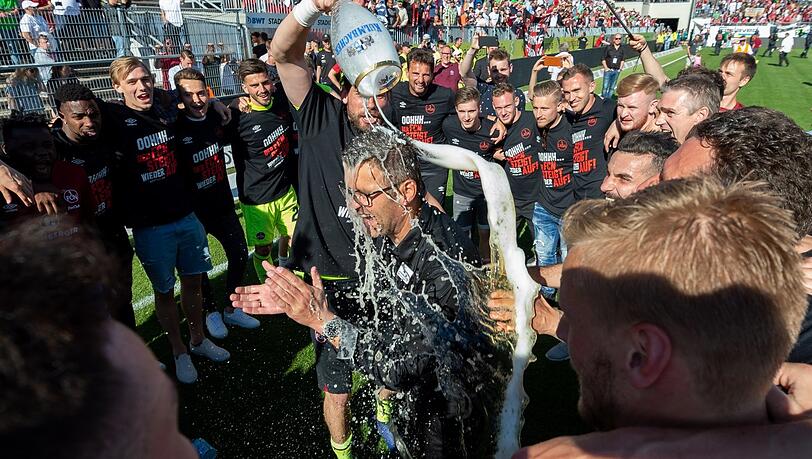 Bierdusche nach dem Aufstieg in die Bundesliga: Michael Köllner, damals als Cheftrainer des Clubs, kehrt nun mit den Sechzgern zurück.