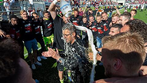 Bierdusche nach dem Aufstieg in die Bundesliga: Michael Köllner, damals als Cheftrainer des Clubs, kehrt nun mit den Sechzgern zurück.