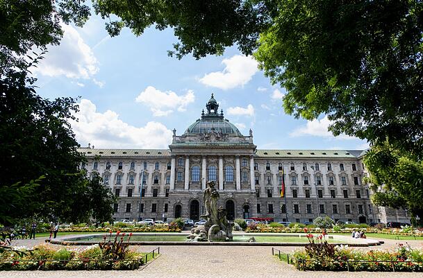 Der Justizpalast in München. Der Justizpalast in München.