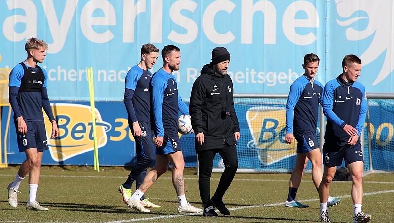 Trainer wider Willen: Eigentlich wollte Sport-Boss Günther Gorenzel nur kurzfristig einspringen, jetzt steht er wohl auch in Halle an der Seitenlinie.