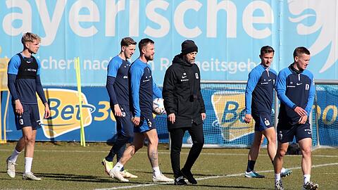 Trainer wider Willen: Eigentlich wollte Sport-Boss Günther Gorenzel nur kurzfristig einspringen, jetzt steht er wohl auch in Halle an der Seitenlinie.