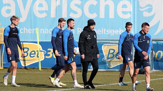 Trainer wider Willen: Eigentlich wollte Sport-Boss Günther Gorenzel nur kurzfristig einspringen, jetzt steht er wohl auch in Halle an der Seitenlinie.