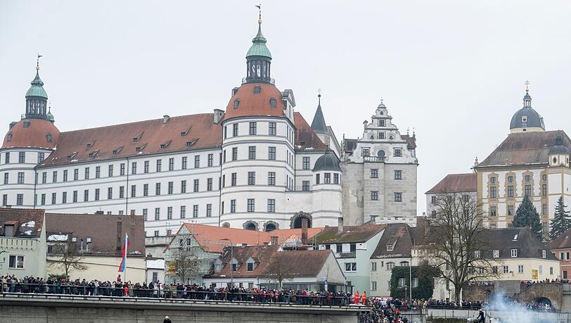 In Neuburg an der Donau gibt es im Rennen um das Oberbürgermeisteramt eine Stichwahl zwischen schwarzem und grünem Kandidaten. (Archivbild) In Neuburg an der Donau gibt es im Rennen um das Oberbürgermeisteramt eine Stichwahl zwischen schwarzem und grünem Kandidaten. (Archivbild)