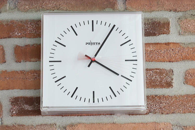 Eine Wanduhr. Eine Wanduhr.