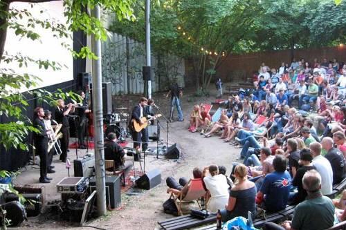Unter der Leinwand wird gesungen und geblasen: The Great Bertholinis beim Start des Film-Festivals in der Nürnberger Desi.