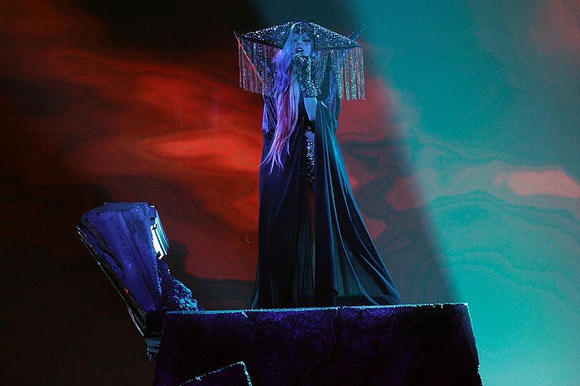 Lady Gaga tritt beim Finale von "American Idol" auf. Die Bühnenshow ist wie immer extravagant.