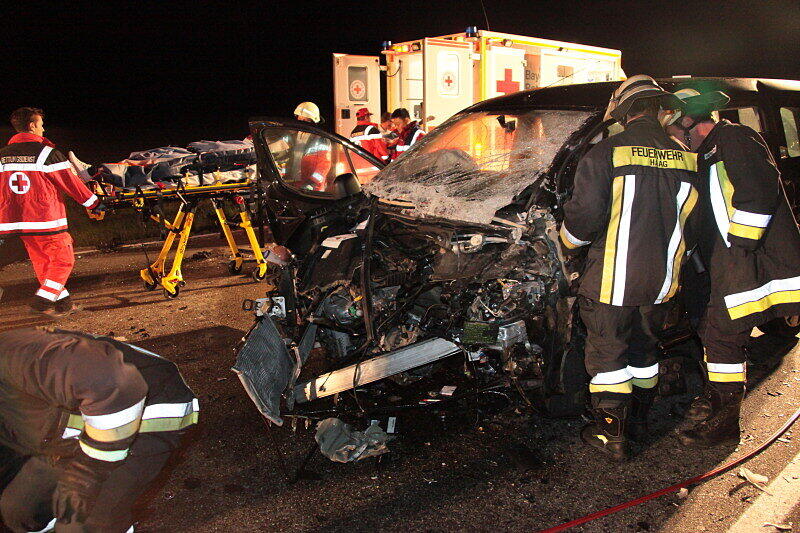 Bei dem Frontalzusammenstoß auf der B12 bei Haag in der Nacht zum Dienstag erlitten die beiden Fahrer schwere Verletzungen. Die Ursache des Unfalls ist bisher ungeklärt.