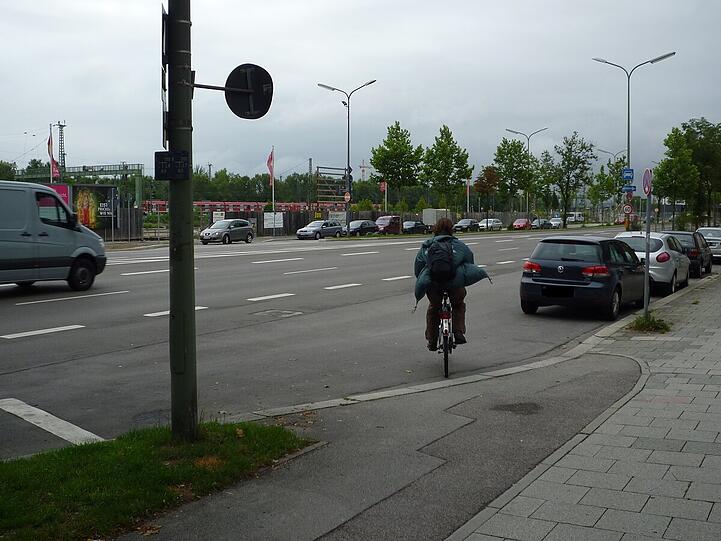Abruptes Radweg-Ende auf der Landsberger Straße.