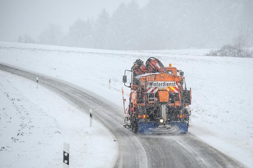 Auf schneeglatten Straßen kam es am Montag zu zahlreichen Unfällen. Im Bild: Ein Räumfahrzeug bei Beratzhausen.