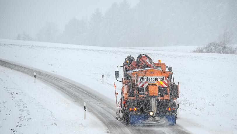Auf schneeglatten Straßen kam es am Montag zu zahlreichen Unfällen. Im Bild: Ein Räumfahrzeug bei Beratzhausen.