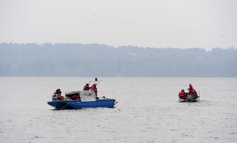 Einsatzkräfte der Polizei suchen auf Booten am 24.03.2013 in Allmannshausen (Bayern) am Starnberger See nach einem vermissten Taucher. Aus zunächst ungeklärter Ursache kam es zu einem Tauchunfall, bei dem ein Taucher ums Leben kam, ein zweiter schwer verletzt worden ist und ein dritter bislang vermisst wird.