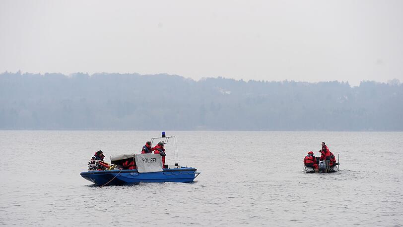 Einsatzkräfte der Polizei suchen auf Booten am 24.03.2013 in Allmannshausen (Bayern) am Starnberger See nach einem vermissten Taucher. Aus zunächst ungeklärter Ursache kam es zu einem Tauchunfall, bei dem ein Taucher ums Leben kam, ein zweiter schwer verletzt worden ist und ein dritter bislang vermisst wird. Einsatzkräfte der Polizei suchen auf Booten am 24.03.2013 in Allmannshausen (Bayern) am Starnberger See nach einem vermissten Taucher. Aus zunächst ungeklärter Ursache kam es zu einem Tauchunfall, bei dem ein Taucher ums Leben kam, ein zweiter schwer verletzt worden ist und ein dritter bislang vermisst wird.