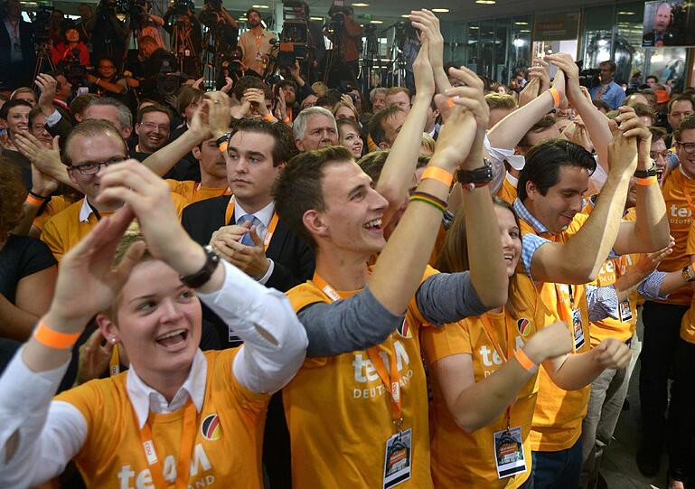Union legt spektakulär zu &ndash; FDP womöglich draußen: Die Jubelbilder aus der CDU-Partiezentrale in Berlin