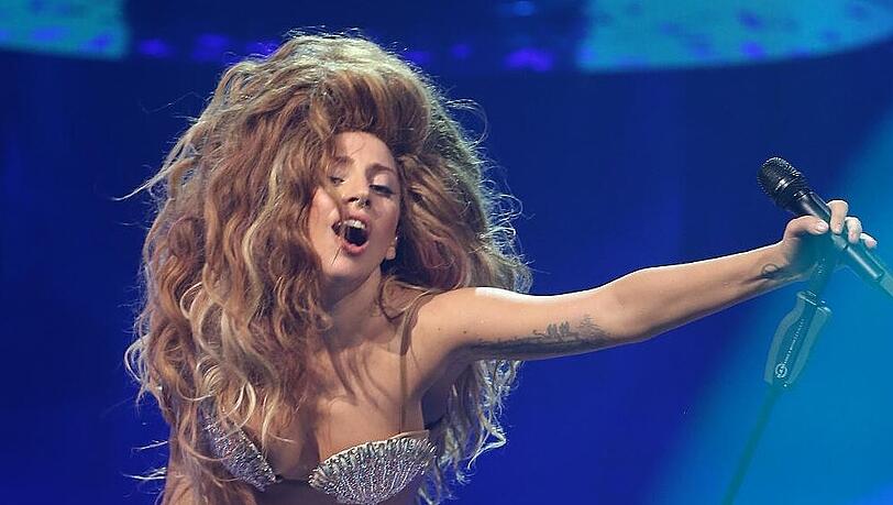 Auf der Bühne gibt Lady Gaga alles Auf der Bühne gibt Lady Gaga alles