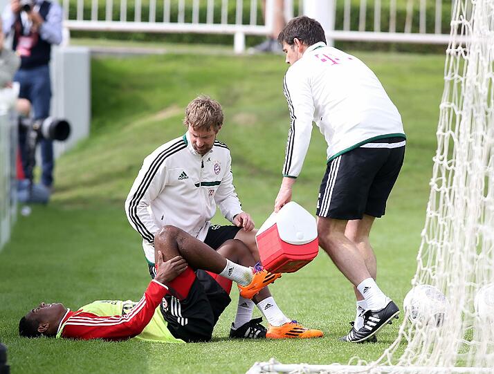 Mit schmerzverzerrtem Gesicht liegt der Österreicher am Boden: David Alaba hat sich im Trainingslager des FC Bayern am Knie verletzt. Die Bilder.
