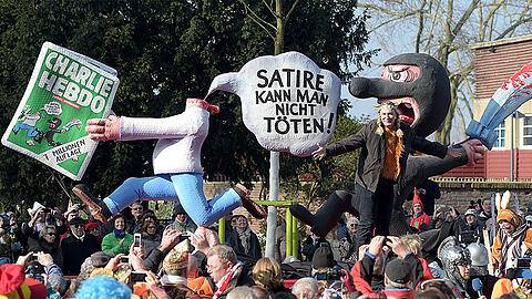 Die Düsseldorfer Karnevalisten setzen mit ihrem "Charlie Hebdo"-Motivwagen ein Zeichen für Meinungsfreiheit und gegen den weltweiten Terror.
