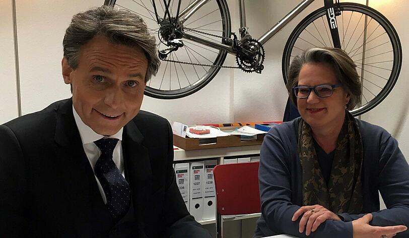 Wolfgang Bahro unterzeichnet den Vertrag für weitere fünf Jahre bei "GZSZ". Die Produzentin der Daily-Soap, Petra Kolle, unterstützt ihn.