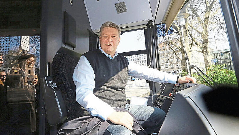 Gibt nicht nur im Rathaus den Kurs vor: Oberbürgermeister Dieter Reiter setzt sich auch in der Tram ans Steuer &ndash; zumindest fürs Foto.