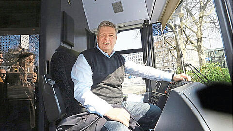 Gibt nicht nur im Rathaus den Kurs vor: Oberbürgermeister Dieter Reiter setzt sich auch in der Tram ans Steuer &ndash; zumindest fürs Foto.
