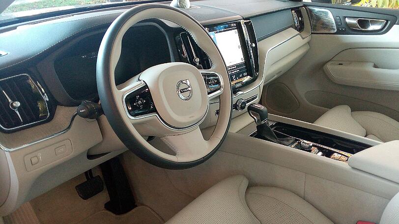 Klare Linien, feine Materialien: das Cockpit des erst kürzlich gestarteten Volvo XC60.