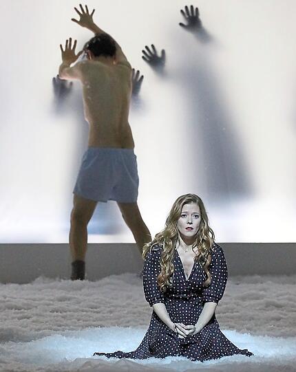 Musiktheater: "The Snow Queen" Neues Musiktheater handelt oft von abstrakten Ideen, selten von Menschen und ihren Emotionen. "The Snow Queen" ist ein seltener Glücksfall: Andreas Kriegenburg macht aus der erst im vergangenen Oktober in Kopenhagen uraufgeführten Oper im Nationaltheater eine ganz konkrete Geschichte über psychische Krankheit und die Hoffnung auf Heilung. Seine Inszenierung beglaubigt das Märchen von Hans Christian Andersen psychologisch, ohne in die Falle des alles erklärenden Erzähltheaters zu tappen. Es ist eine Aufführung, in der alles zusammenpasst: die Vorlage, ihre Deutung, die Sängerin Barbara Hannigan, der stumm agierende Thomas Gräßle und die in weiten Bögen schwingende, kalt-suggestive, kompliziert-einfache Musik der Kälte von Hans Abrahmsen, gespielt vom Bayerischen Staatsorchester unter Cornelius Meister.