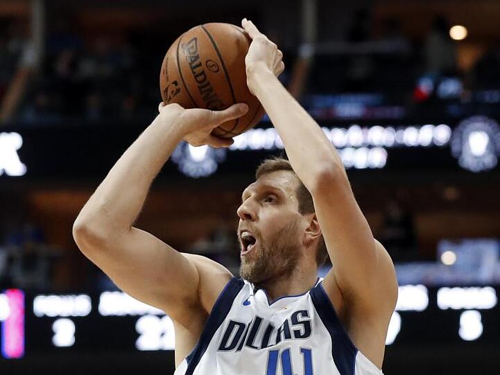 Dirk Nowitzki und die Dallas Mavericks haben einen knappen Heimsieg gegen die Portland Trail Blazers geholt.