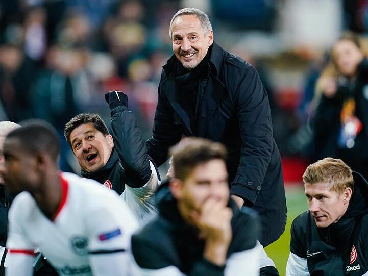 Frankfurts Trainer Adi Hütter (M) trifft mit seinem Team im Achtelfinale der Europa League auf den FC Basel.