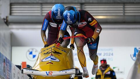 Lisa Buckwitz und Vanessa Mark liegen bei der WM in Winterberg auf Gold-Kurs.