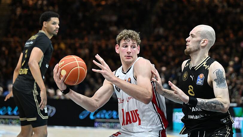 Entscheidender Mann auf Würzburger Seite: Hannes Steinbach (am Ball).